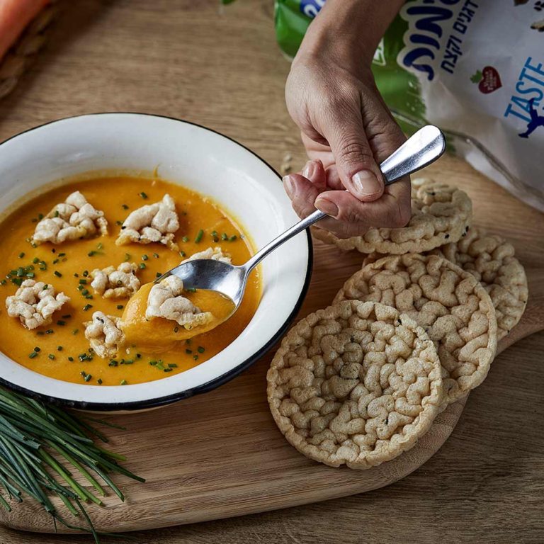 מרק דלעת וקוקוס עם שברי פריכיות